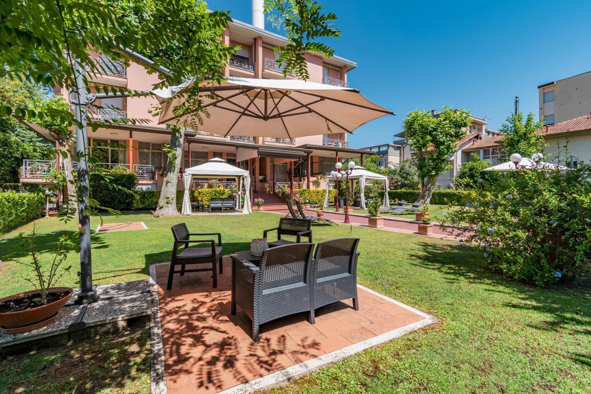 Hotel Gabrini Marina di Massa Eksteriør billede