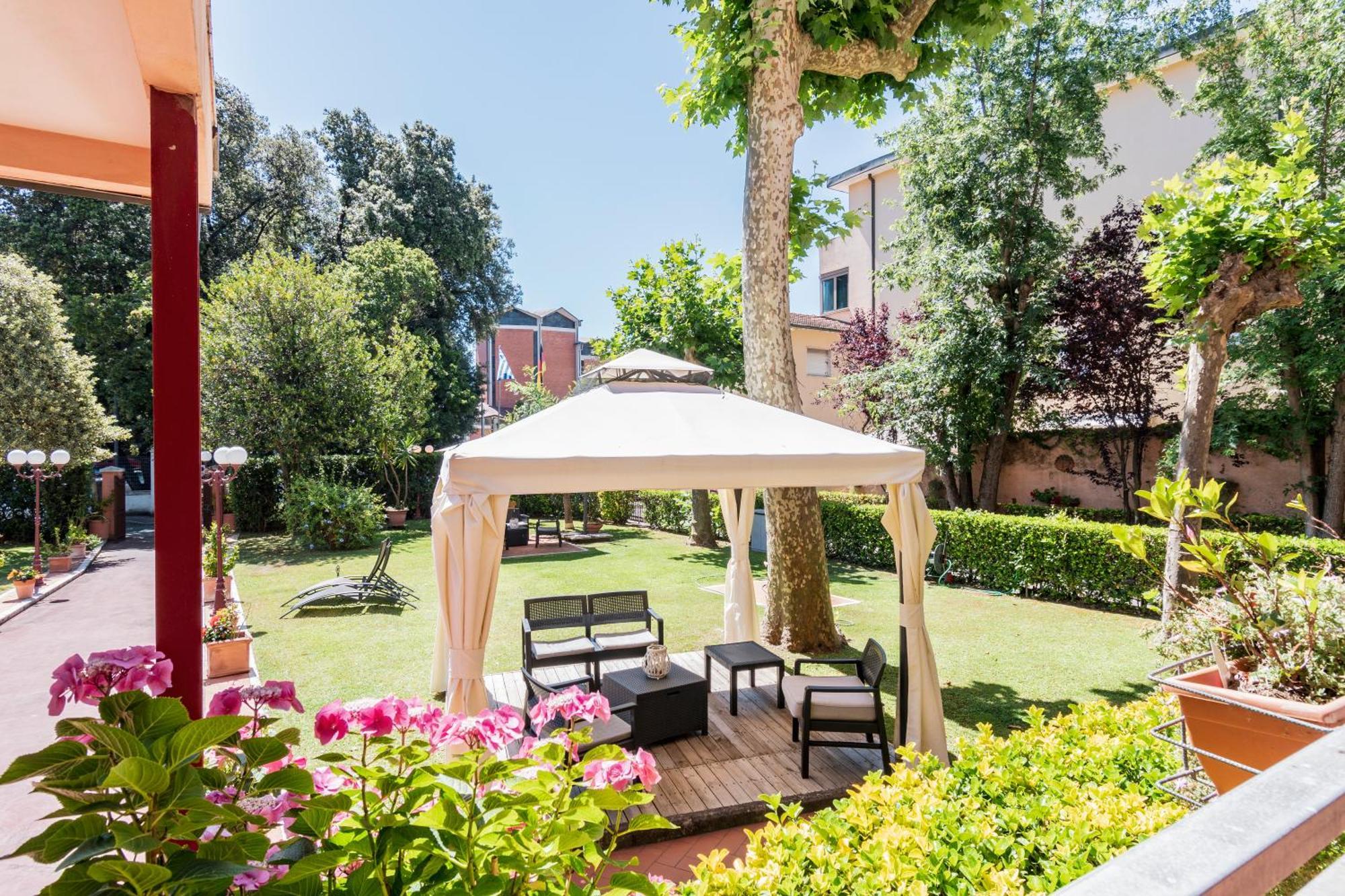 Hotel Gabrini Marina di Massa Eksteriør billede