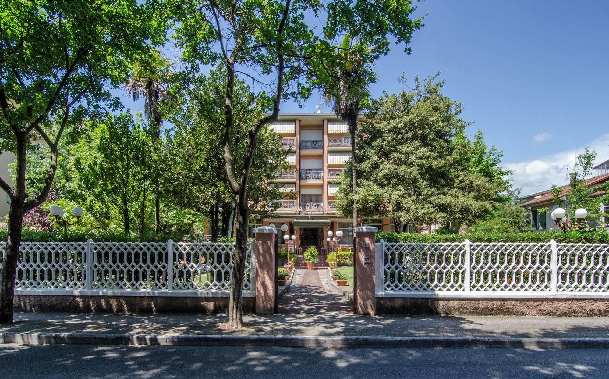 Hotel Gabrini Marina di Massa Eksteriør billede